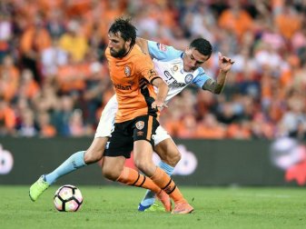 Thomas Broich (l) im Trikot von Brisbane Roar in Aktion. Foto: Dan Peled Thomas Broich (l) im Trikot von Brisbane Roar in Aktion. Foto: Dan Peled