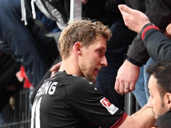 Der Leverkusener Stefan Kießling ließ sich im Gespräch mit den Fans zur Aussage «Scheiß Kölner» hinreißen. Foto: Federico Gambarini