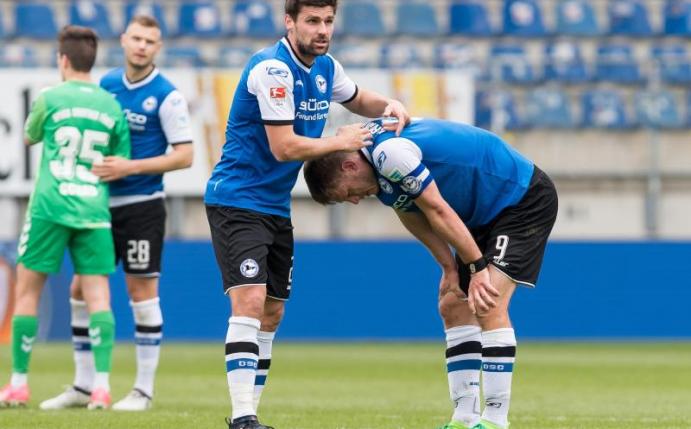 Den Bielefeldern um Fabian Klos (r) und Florian Dick droht der Abstieg. Foto: Guido Kirchner