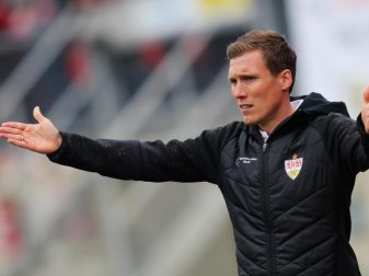 Stuttgarts Trainer Hannes Wolf dementiert Gerüchte, er würde zum BVB gehen. Foto: Daniel Karmann Stuttgarts Trainer Hannes Wolf dementiert Gerüchte, er würde zum BVB gehen. Foto: Daniel Karmann
