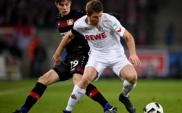 Kölns Dominique Heintz (r) und Leverkusens Kai Havertz kämpfen um den Ball. Foto: Jonas Güttler
