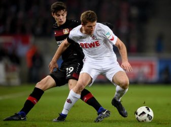 Kölns Dominique Heintz (r) und Leverkusens Kai Havertz kämpfen um den Ball. Foto: Jonas Güttler Kölns Dominique Heintz (r) und Leverkusens Kai Havertz kämpfen um den Ball. Foto: Jonas Güttler