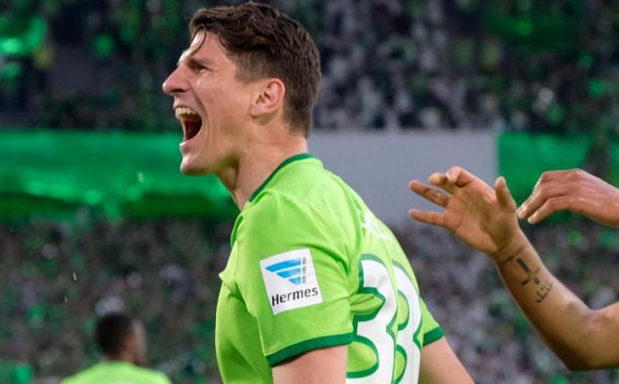 Wolfsburgs Mario Gomez ist sich sicher: «Ich weiß, dass wir nicht absteigen werden.» Foto: Peter Steffen