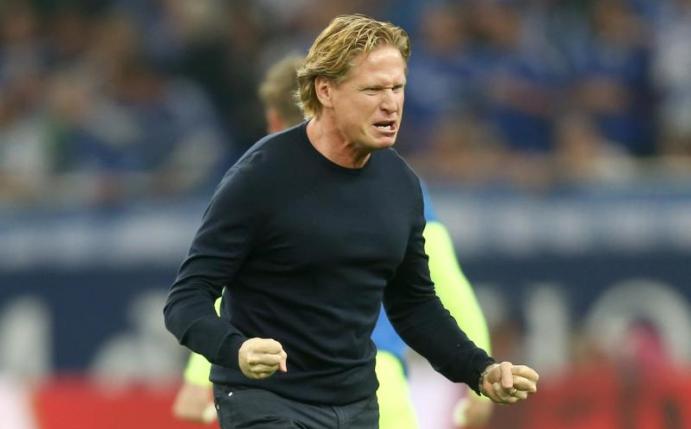 Nach dem späten 1:1 gegen Schalke brechen die Emotionen aus HSV-Trainer Markus Gisdol heraus. Foto: Ina Fassbender