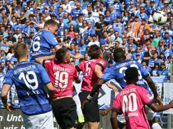 Hertha spielte in Darmstadt zwar vor blau-weißen Tribünen, aber in ungewohntem Pink, und siegte trotzdem. Foto: Frank Rumpenhorst Hertha spielte in Darmstadt zwar vor blau-weißen Tribünen, aber in ungewohntem Pink, und siegte trotzdem. Foto: Frank Rumpenhorst