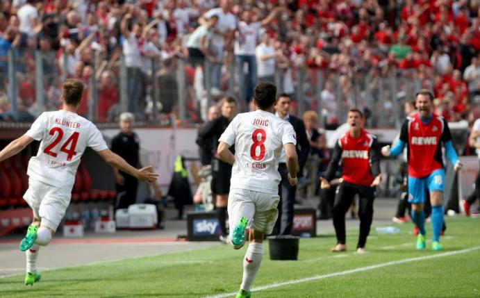 Lukas Klünter (l.) bejubelt sein ersten Treffer für Köln