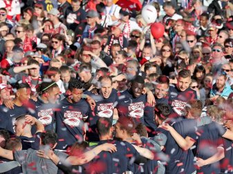 Leipzigs Mannschaft feiert vor dem Stadion mit «Wir kommen Europa»-Shirts. Foto: Jan Woitas Leipzigs Mannschaft feiert vor dem Stadion mit «Wir kommen Europa»-Shirts. Foto: Jan Woitas