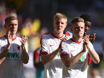 Nach dem Spiel gegen Borussia Dortmund ist für die Augsburger der Klassenerhalt noch nicht gesichert. Foto: Andreas Gebert Nach dem Spiel gegen Borussia Dortmund ist für die Augsburger der Klassenerhalt noch nicht gesichert. Foto: Andreas Gebert