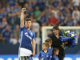 Mit seiner Familie betritt Klaas-Jan Huntelaar nach Abpfiff das Spielfeld und verabschiedet sich von den Fans. Foto: Ina Fassbender Mit seiner Familie betritt Klaas-Jan Huntelaar nach Abpfiff das Spielfeld und verabschiedet sich von den Fans. Foto: Ina Fassbender