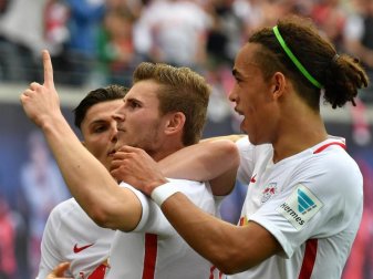 65 Sekunden dauerte es bis zum Führungstreffer von RB Leipzig beim 4:5 gegen den FC Bayern durch Marcel Sabitzer (M). Foto: Hendrik Schmidt 65 Sekunden dauerte es bis zum Führungstreffer von RB Leipzig beim 4:5 gegen den FC Bayern durch Marcel Sabitzer (M). Foto: Hendrik Schmidt