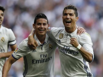 Real Madrids Cristiano Ronaldo (r) jubelt mit Teamkollege James Rodriguez. Foto: Francisco Seco Real Madrids Cristiano Ronaldo (r) jubelt mit Teamkollege James Rodriguez. Foto: Francisco Seco