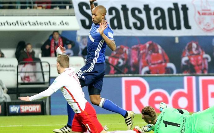 Leipzigs Timo Werner fällt nach einem angeblichen Foul von Schalkes Torwart Ralf Fährmann. Foto: Jan Woitas