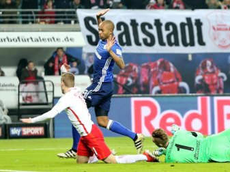 Leipzigs Timo Werner fällt nach einem angeblichen Foul von Schalkes Torwart Ralf Fährmann. Foto: Jan Woitas Leipzigs Timo Werner fällt nach einem angeblichen Foul von Schalkes Torwart Ralf Fährmann. Foto: Jan Woitas