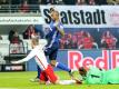 Leipzigs Timo Werner fällt nach einem angeblichen Foul von Schalkes Torwart Ralf Fährmann. Foto: Jan Woitas