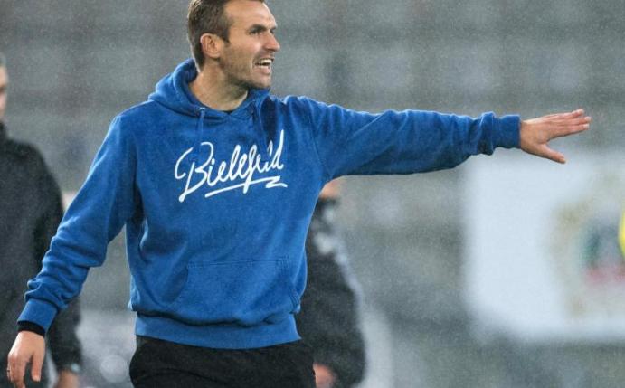 Bielefelds Trainer Carsten Rump wurde in der Kabine emotional. Foto: Bernd Thissen