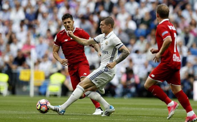 Real-Regisseur Toni Kroos (M.) traf gegen Sevilla und will nun Meister werden. Foto: Francisco Seco