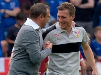 96-Trainer André Breitenreiter (l) und Stuttgart-Coach Hannes Wolf können schon für die Bundesliga planen. Foto: Peter Steffen 96-Trainer André Breitenreiter (l) und Stuttgart-Coach Hannes Wolf können schon für die Bundesliga planen. Foto: Peter Steffen