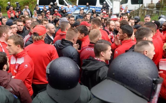 Kaiserslauterns Fans blockierten nach dem Spiel auch die Stadion-Ausfahrt und stellten die Spieler zur Rede. Foto: Thomas Eisenhuth