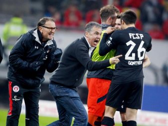An der Seitenlinie: St.-Pauli-Trainer Ewald Lienen (l-r), Sportchef Andreas Rettig und Kapitän Sören Gonther. Foto: Roland Weihrauch An der Seitenlinie: St.-Pauli-Trainer Ewald Lienen (l-r), Sportchef Andreas Rettig und Kapitän Sören Gonther. Foto: Roland Weihrauch