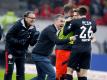An der Seitenlinie: St.-Pauli-Trainer Ewald Lienen (l-r), Sportchef Andreas Rettig und Kapitän Sören Gonther. Foto: Roland Weihrauch