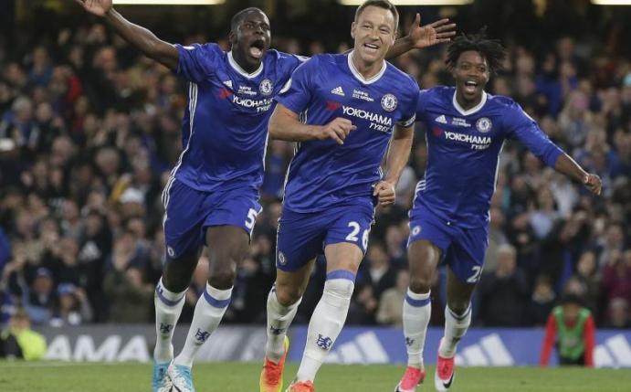 Chelseas John Terry (M) wird nach seinem Tor gegen Watford gefeiert. Foto: Tim Ireland