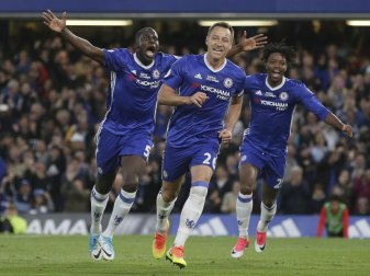 Chelseas John Terry (M) wird nach seinem Tor gegen Watford gefeiert. Foto: Tim Ireland Chelseas John Terry (M) wird nach seinem Tor gegen Watford gefeiert. Foto: Tim Ireland