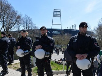 Hochrisikospiel: Polizisten stehen im April 2015 bei der Begegnung Werder Bremen gegen den Hamburger SV vor dem Weserstadion. Foto: Carmen Jaspersen Hochrisikospiel: Polizisten stehen im April 2015 bei der Begegnung Werder Bremen gegen den Hamburger SV vor dem Weserstadion. Foto: Carmen Jaspersen
