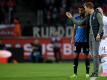 Hoffenheims Trainer Julian Nagelsmann gibt Kerem Demirbay taktische Anweisungen. Foto: Jonas Güttler