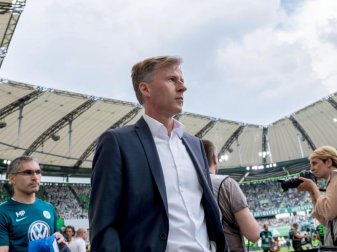 VfL-Trainer Andries Jonker muss mit seinen Wolfsburgern beim HSV antreten. Foto: