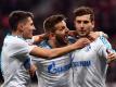 Leon Goretzka (r, mit Guido Burgstaller (M) und Alessandro Schöpf) soll nach dem Willen der Vereinsführung «das Gesicht von Schalke 04» werden. Foto: Federico Gambarini