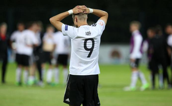 Auch Stürmer Jann-Fiete Arp war nach dem Aus erstmal enttäuscht. Foto: Daniel Kasap