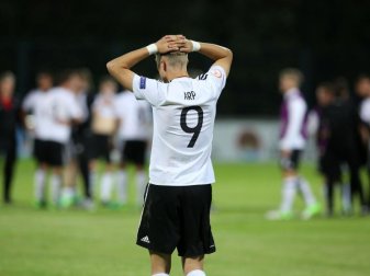 Auch Stürmer Jann-Fiete Arp war nach dem Aus erstmal enttäuscht. Foto: Daniel Kasap Auch Stürmer Jann-Fiete Arp war nach dem Aus erstmal enttäuscht. Foto: Daniel Kasap