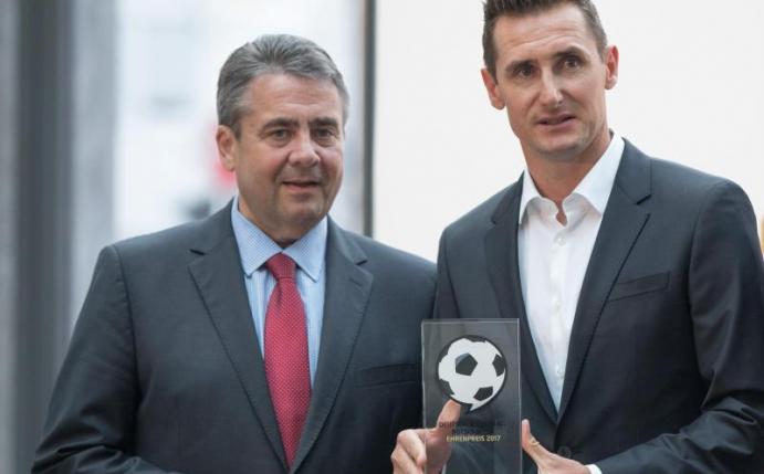 Außenminister Sigmar Gabriel (l) verleiht Miroslav Klose den Ehrenpreis des Vereins Deutscher Fußball Botschafter. Foto: Jörg Carstensen