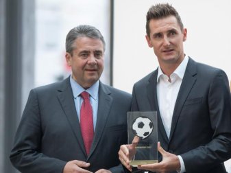 Außenminister Sigmar Gabriel (l) verleiht Miroslav Klose den Ehrenpreis des Vereins Deutscher Fußball Botschafter. Foto: Jörg Carstensen Außenminister Sigmar Gabriel (l) verleiht Miroslav Klose den Ehrenpreis des Vereins Deutscher Fußball Botschafter. Foto: Jörg Carstensen