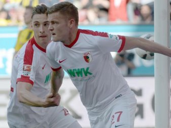 Alfred Finnbogason (r) macht sich und der Mannschaft Mut: «Wir müssen nicht in die Relegation.» Foto: Stefan Puchner Alfred Finnbogason (r) macht sich und der Mannschaft Mut: «Wir müssen nicht in die Relegation.» Foto: Stefan Puchner