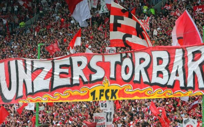 Ein Banner mit der Aufschrift «Unzerstörbar» hängt im Fritz-Walter-Stadion über den Fans des 1. FC Kaiserslautern. Foto: Arne Dedert