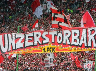 Ein Banner mit der Aufschrift «Unzerstörbar» hängt im Fritz-Walter-Stadion über den Fans des 1. FC Kaiserslautern. Foto: Arne Dedert Ein Banner mit der Aufschrift «Unzerstörbar» hängt im Fritz-Walter-Stadion über den Fans des 1. FC Kaiserslautern. Foto: Arne Dedert