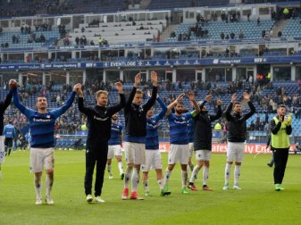 Der SV Darmstadt 98 hat den Abstieg lange hinausgezögert. Die Spieler verabschieden sich nach dem Spiel in Hamburg von ihren Fans. Foto: Daniel Reinhardt Der SV Darmstadt 98 hat den Abstieg lange hinausgezögert. Die Spieler verabschieden sich nach dem Spiel in Hamburg von ihren Fans. Foto: Daniel Reinhardt