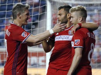 Bastian Schweinsteiger (l) und seine Teamkollegen von Chicago Fire feiern den Sieg. Foto: Nam Y. Huh