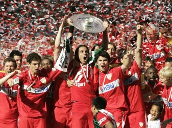 Der Stuttgarter Kapitän Fernando Meira (M) riss 2007 die Meisterschale hoch. Foto: Ronald Wittek