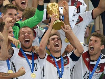 Der Gewinn des WM-Pokals 2014 war für Philipp Lahm (M.) sicherlich der Höhepunkt seiner Karriere. Foto: Marcus Brandt