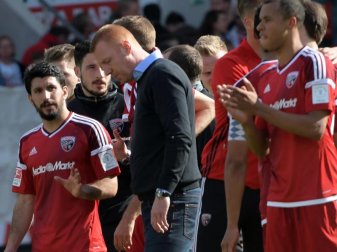 Trainer Maik Walpurgis (M) geht mit dem FC Ingolstadt in das letzte Erstligaspiel vor dem Abstieg. Foto: Stefan Puchner