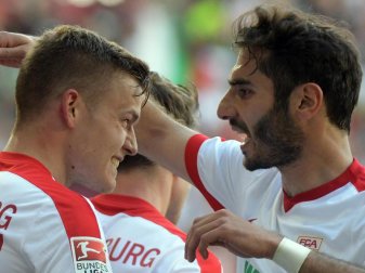 Alfred Finnbogason (l) und Halil Altintop sind zwei Leistungsträger des FC Augsburg. Foto: Stefan Puchner