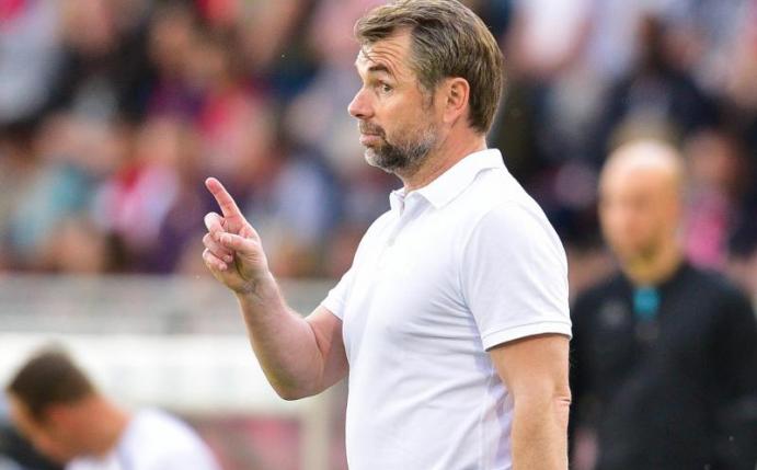 Würzburgs Trainer Bernd Hollerbach gibt noch nicht auf. Foto: Nicolas Armer
