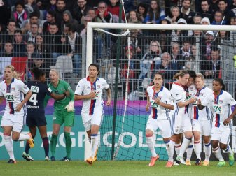 Dzsenifer Marozsan (4.v.l.) siegt mit Lyon Dzsenifer Marozsan (4.v.l.) siegt mit Lyon