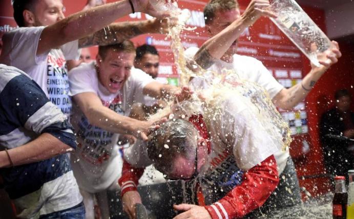 Die Kölner Profis stürmten nach dem Spiel die Pressekonferenz von Trainer Peter Stöger. Foto: Jonas Güttler