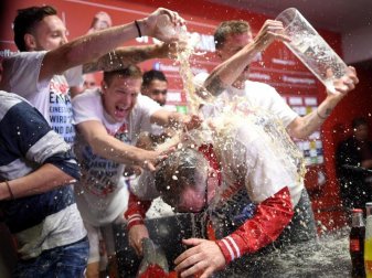 Die Kölner Profis stürmten nach dem Spiel die Pressekonferenz von Trainer Peter Stöger. Foto: Jonas Güttler Die Kölner Profis stürmten nach dem Spiel die Pressekonferenz von Trainer Peter Stöger. Foto: Jonas Güttler