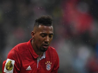 Jérôme Boateng hatte sich beim 4:1 der Bayern im letzten Saisonspiel gegen Freiburg bei einem Zweikampf verletzt. Foto: Peter Kneffel