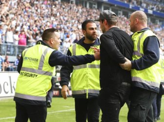 Ordner hatten HSV-Stürmer Pierre-Michel Lasogga (2.v.r.) nicht erkannt. Foto: Christian Charisius Ordner hatten HSV-Stürmer Pierre-Michel Lasogga (2.v.r.) nicht erkannt. Foto: Christian Charisius