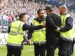 Ordner hatten HSV-Stürmer Pierre-Michel Lasogga (2.v.r.) nicht erkannt. Foto: Christian Charisius